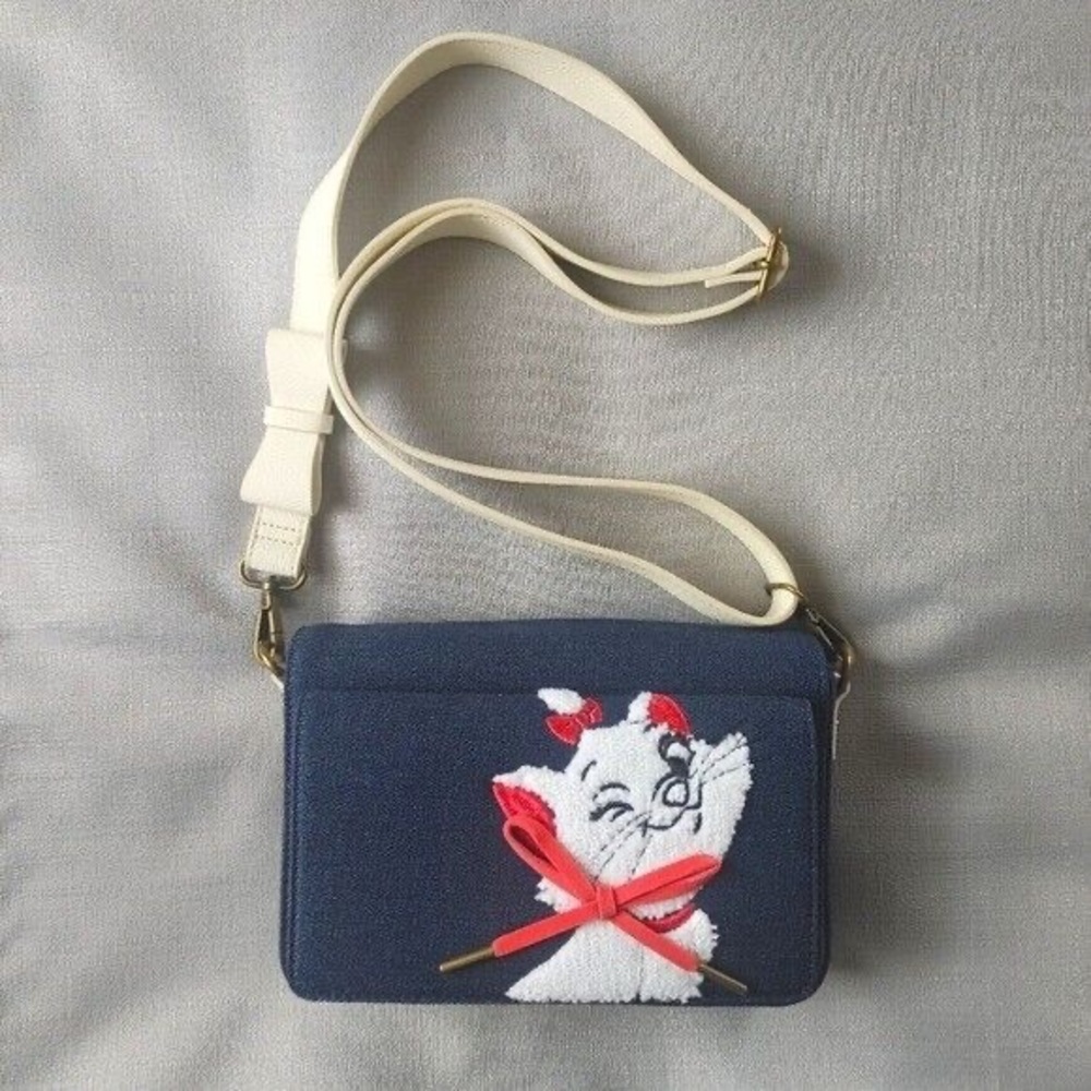 Disney lounge fly Marie Jean purse